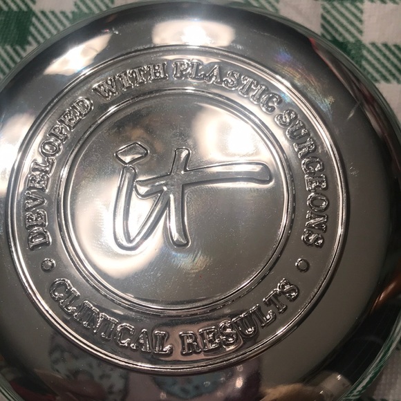 ✨IT COSMETICS — CONFIDENCE IN A COMPACT✨ - Picture 2 of 5